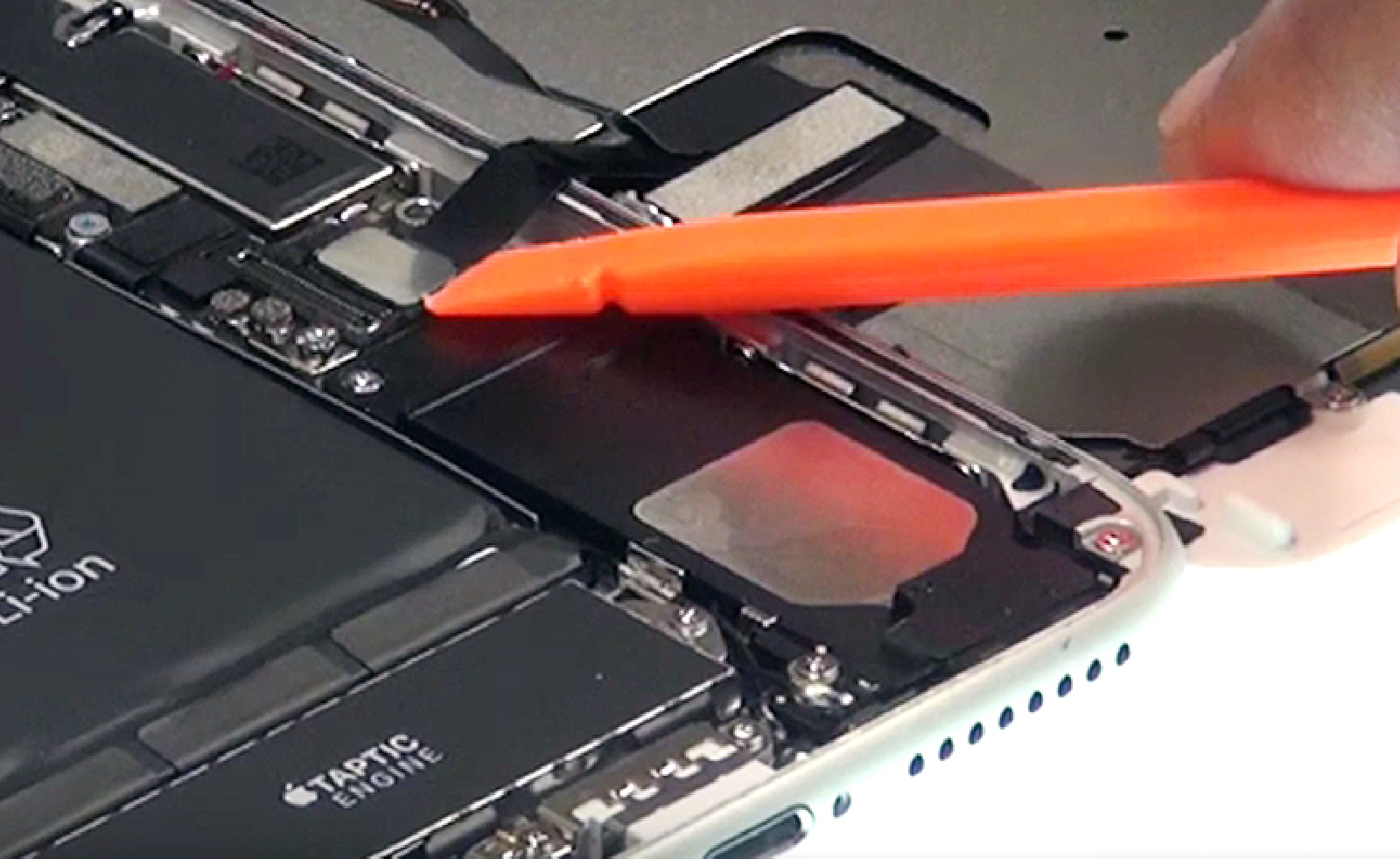 Changement d'écran complet pré-monté (châssis+vitre+LCD) sur iPhone 7 Plus photo 4