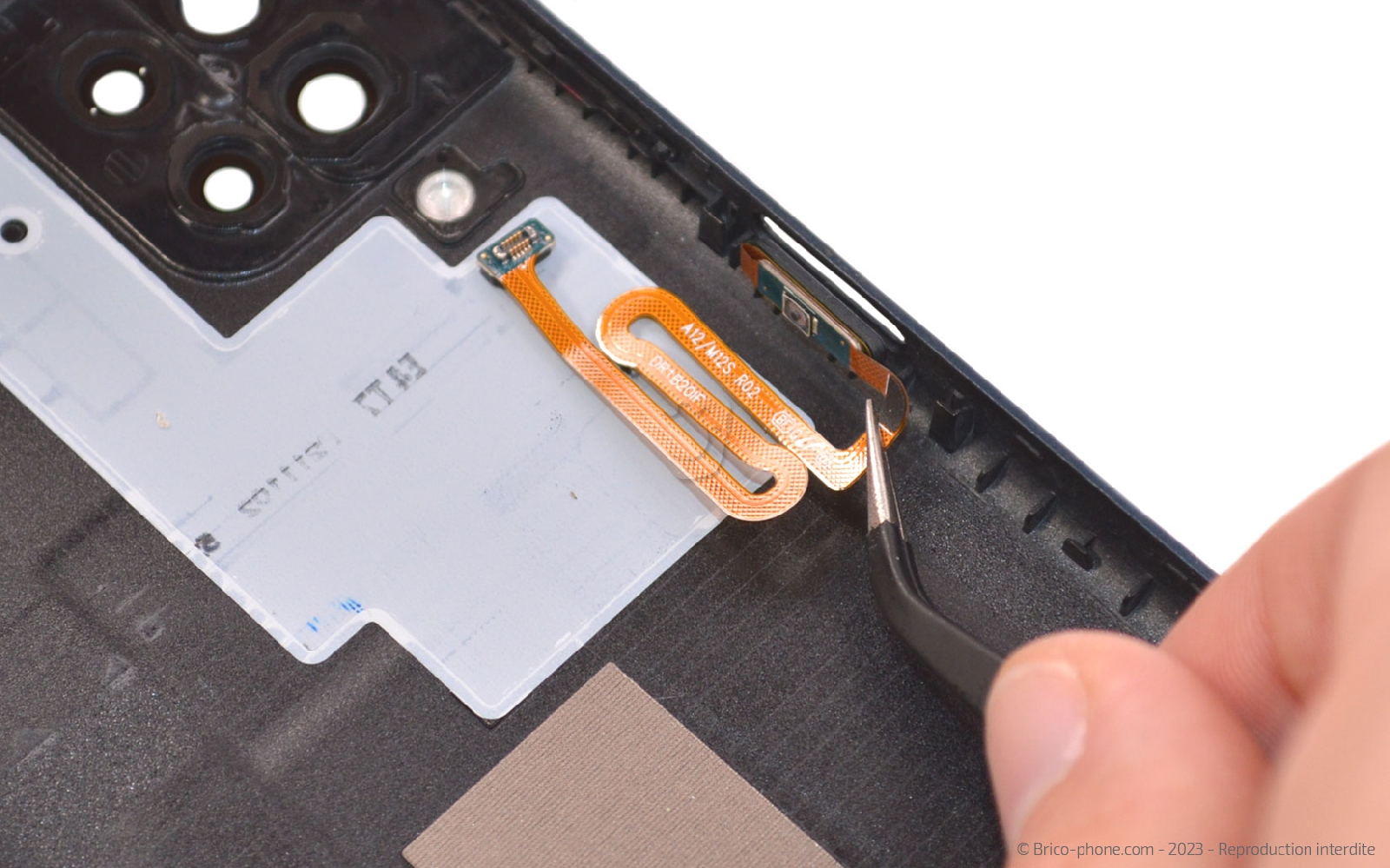 Comment changer la coque arrière sur Galaxy M12 photo 2