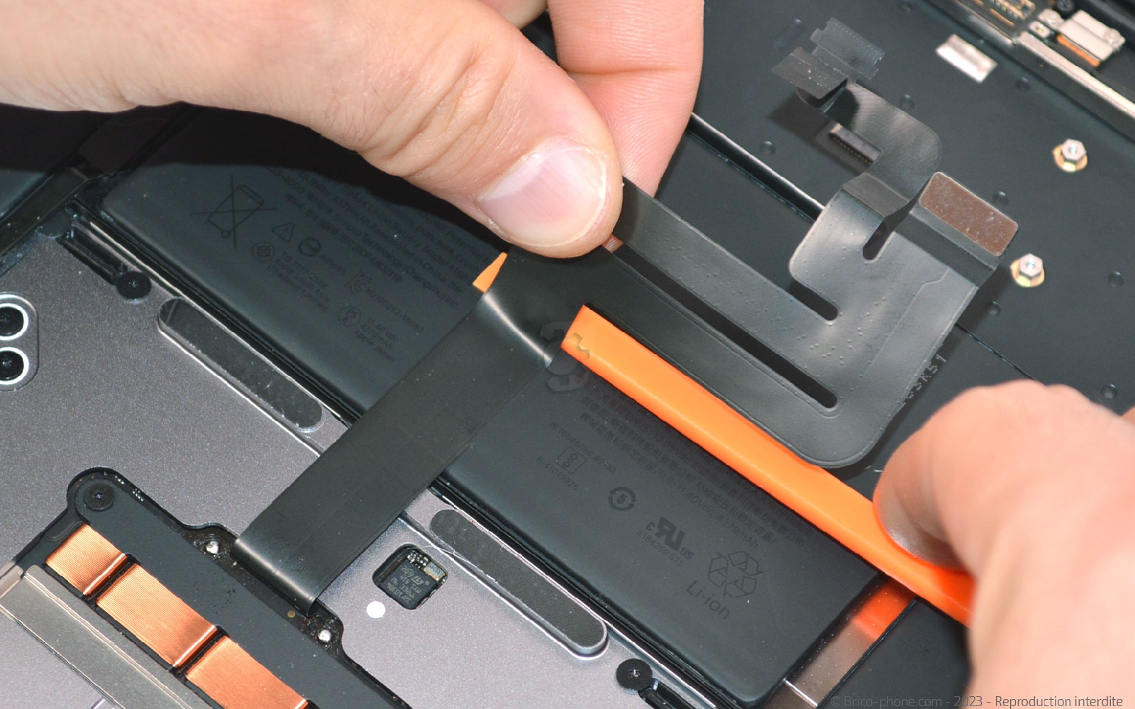 Comment changer la batterie sur Macbook Air 13 pouces A1932 EMC 3184 - 2019 photo 4