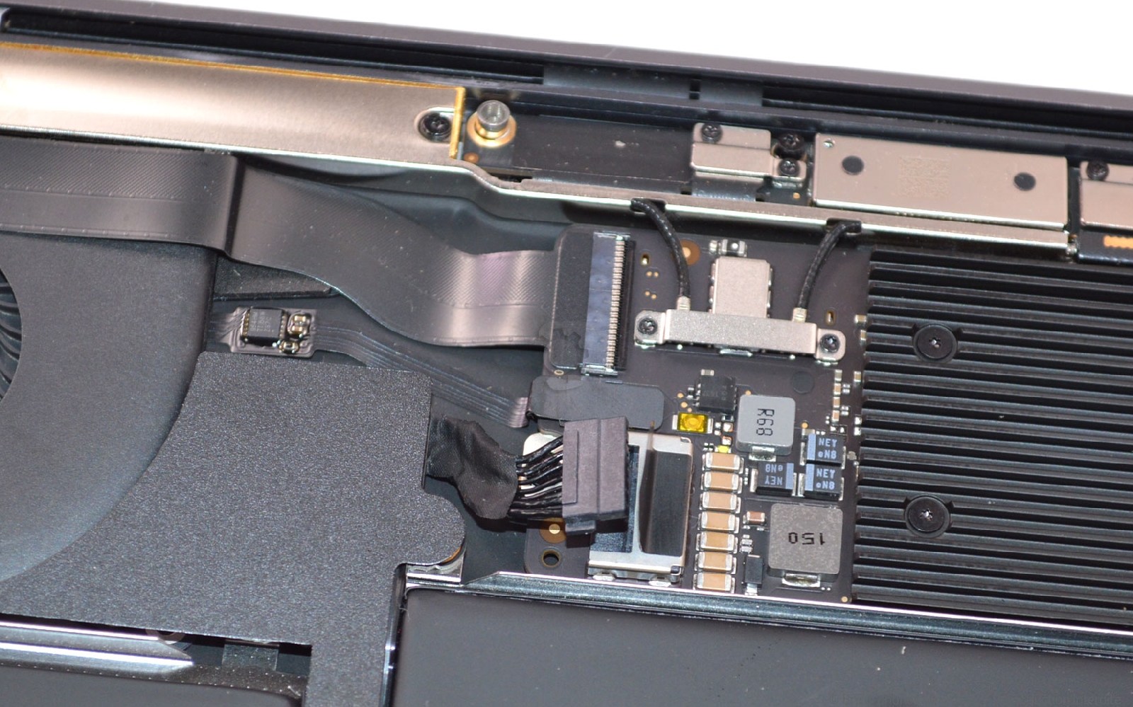 Comment changer la batterie sur Macbook Air 13 pouces A1932 EMC 3184 - 2019 photo 4