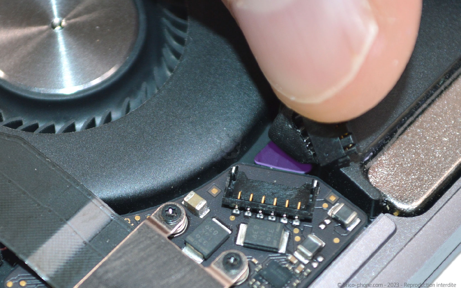 Comment changer les haut-parleurs sur Macbook Air 13 pouces A1932 EMC 3184 - 2019 photo 1