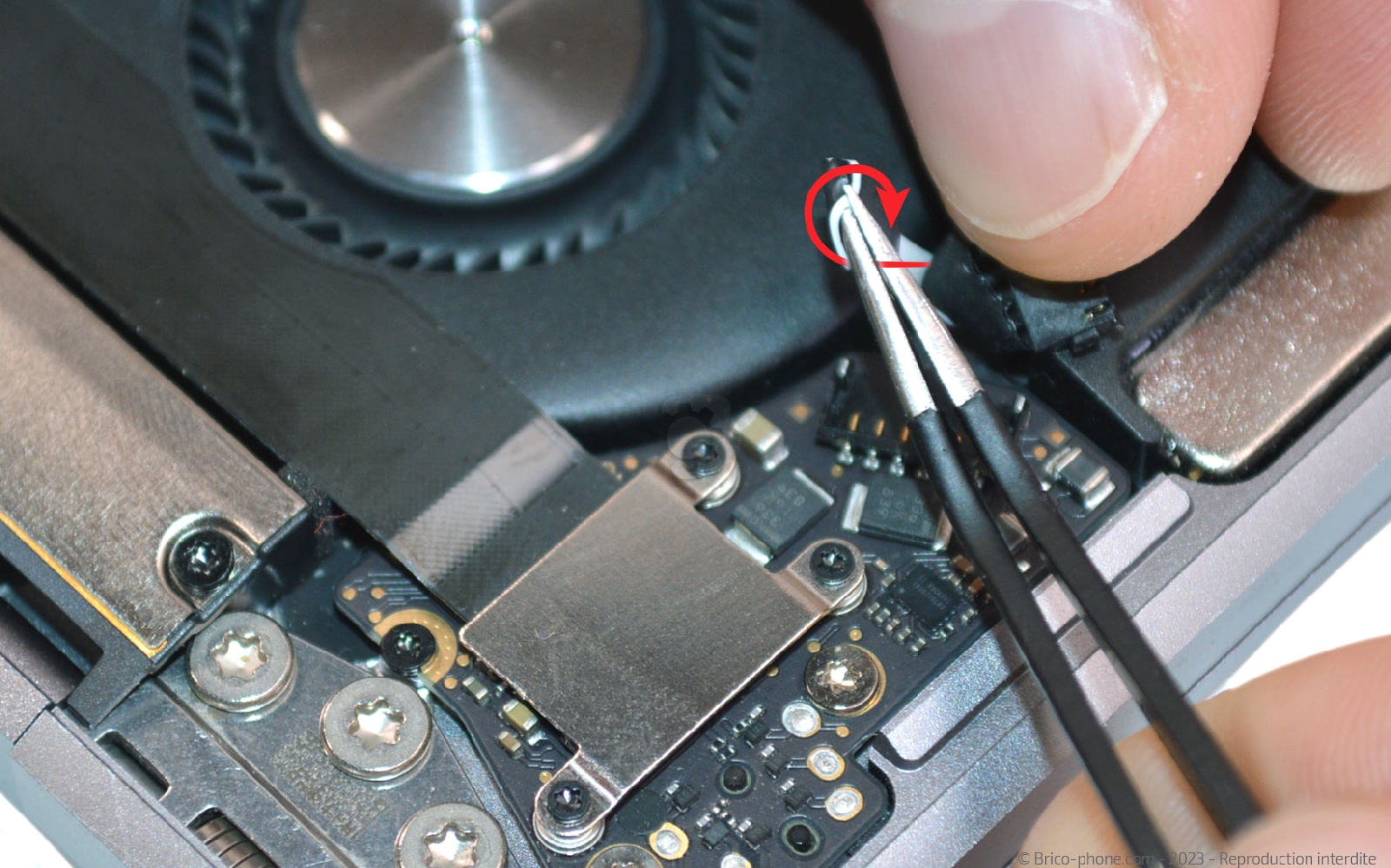 Comment changer les haut-parleurs sur Macbook Air 13 pouces A1932 EMC 3184 - 2019 photo 2