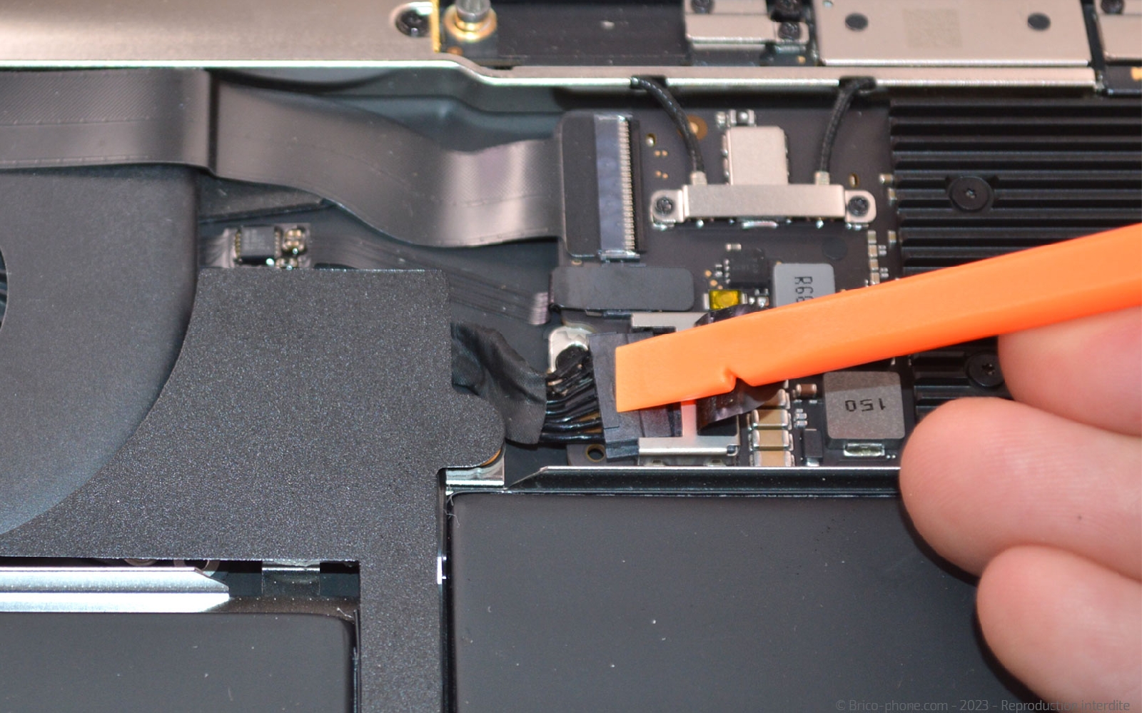 Comment changer les haut-parleurs sur Macbook Air 13 pouces A1932 EMC 3184 - 2019 photo 3