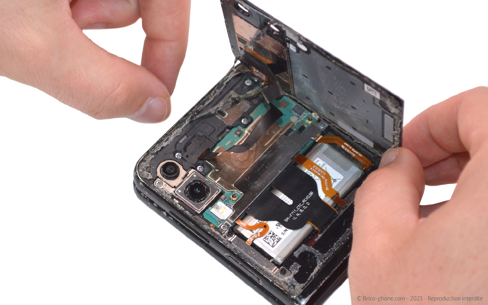 Comment changer les batteries sur Galaxy Z Flip3 photo 3