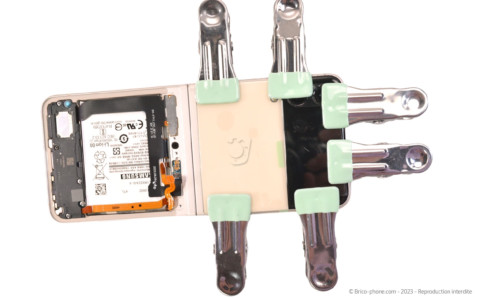 Comment changer le connecteur de charge sur Galaxy Z Flip3 photo 2