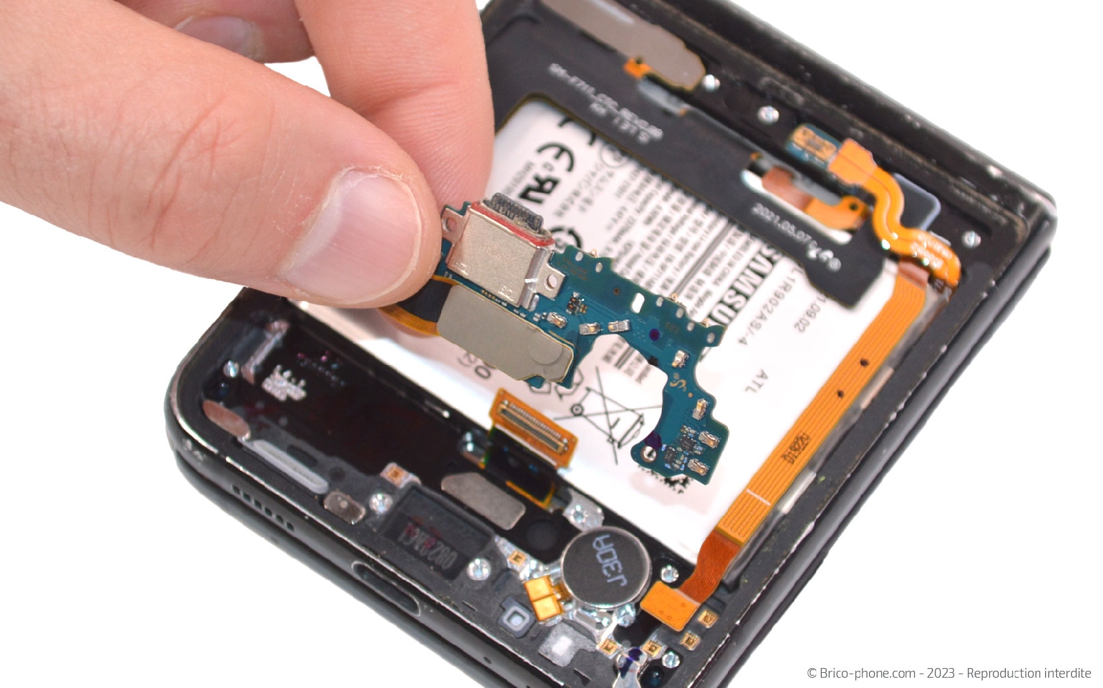 Comment changer le connecteur de charge sur Galaxy Z Flip3 photo 2