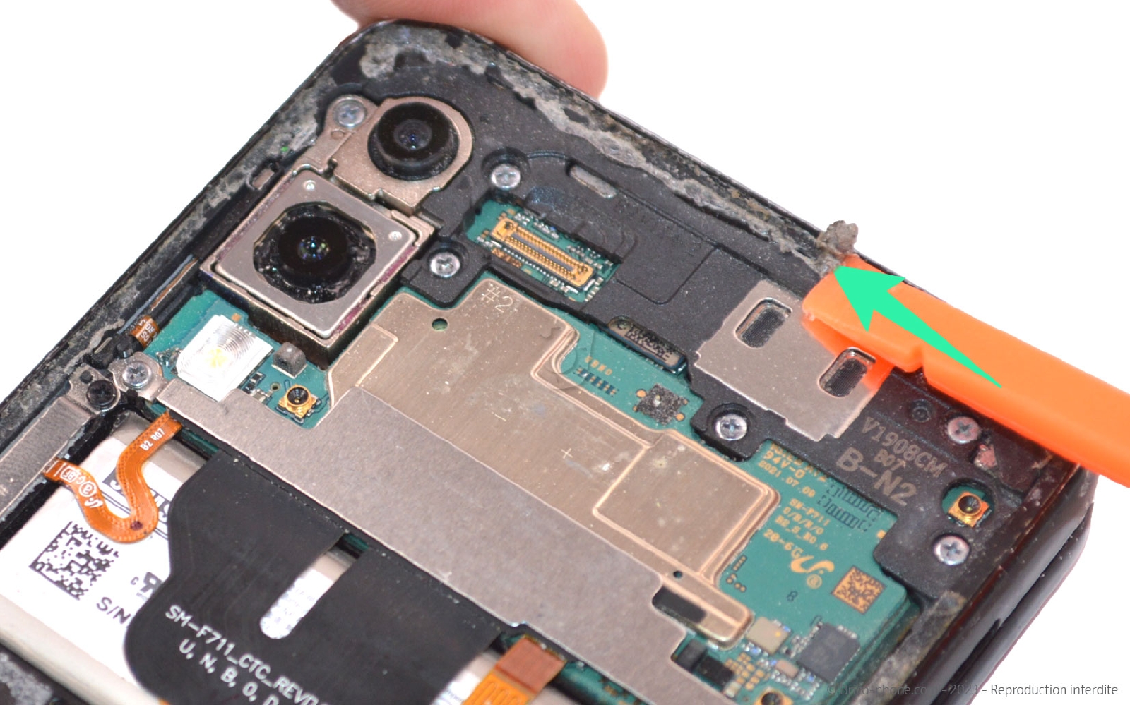 Comment remplacer les vitres arrière sur Galaxy Z Flip3 photo 4