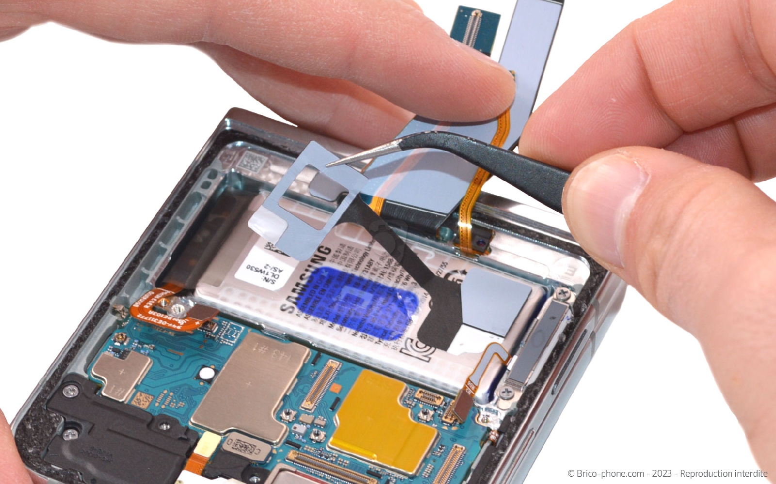 Comment changer les batteries sur Galaxy Z Flip5 photo 4