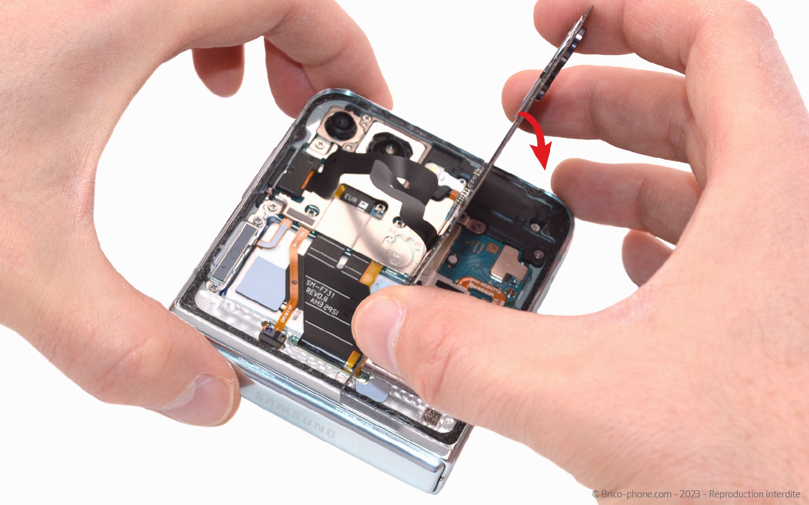 Comment changer les batteries sur Galaxy Z Flip5 photo 2