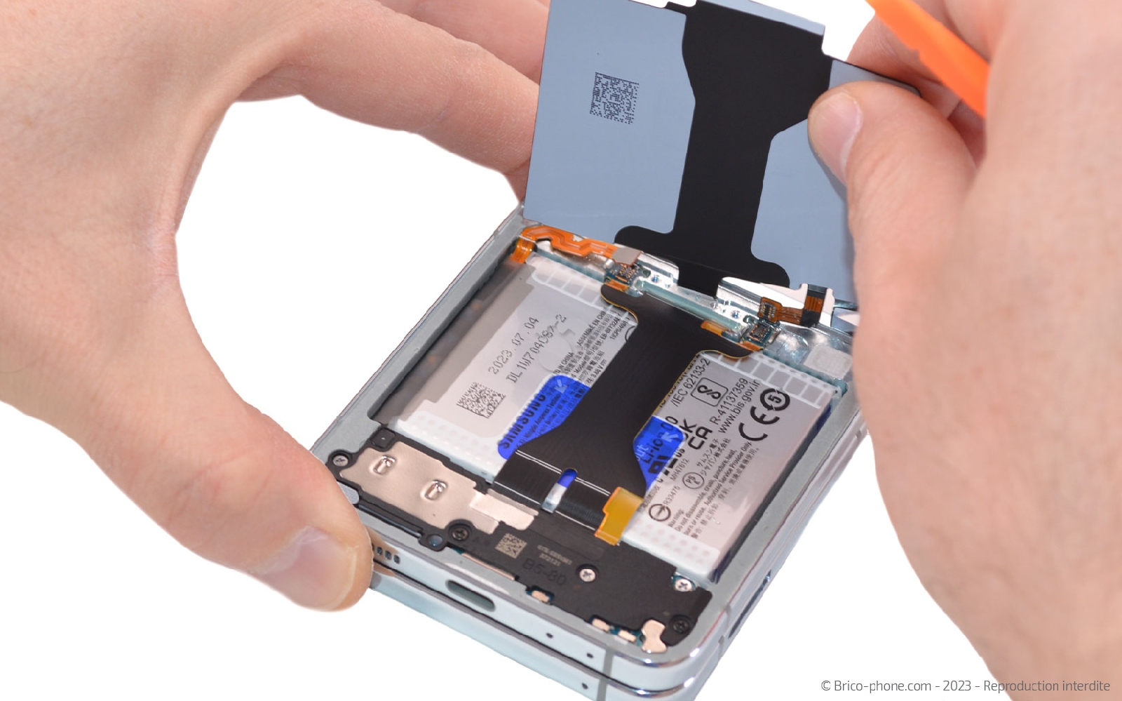 Comment changer le connecteur de charge sur Galaxy Z Flip5 photo 2