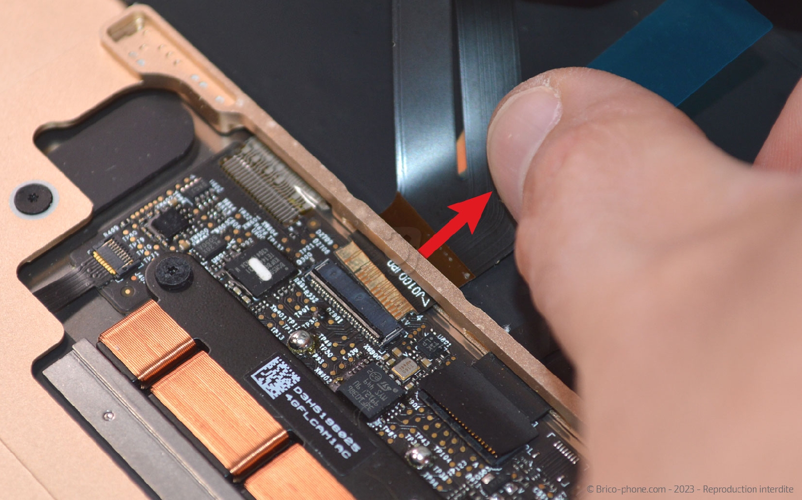 Comment changer la batterie sur Macbook A1534 photo 3