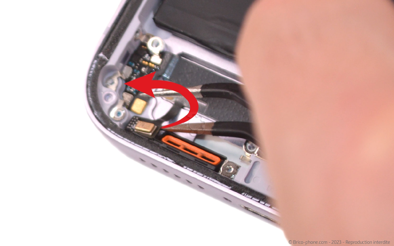 Comment chnager le connecteur de charge  sur iPhone 14 Plus photo 3