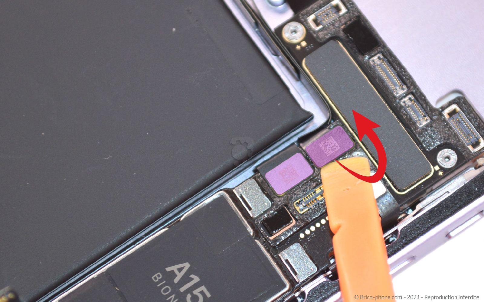 Comment chnager le connecteur de charge  sur iPhone 14 Plus photo 3