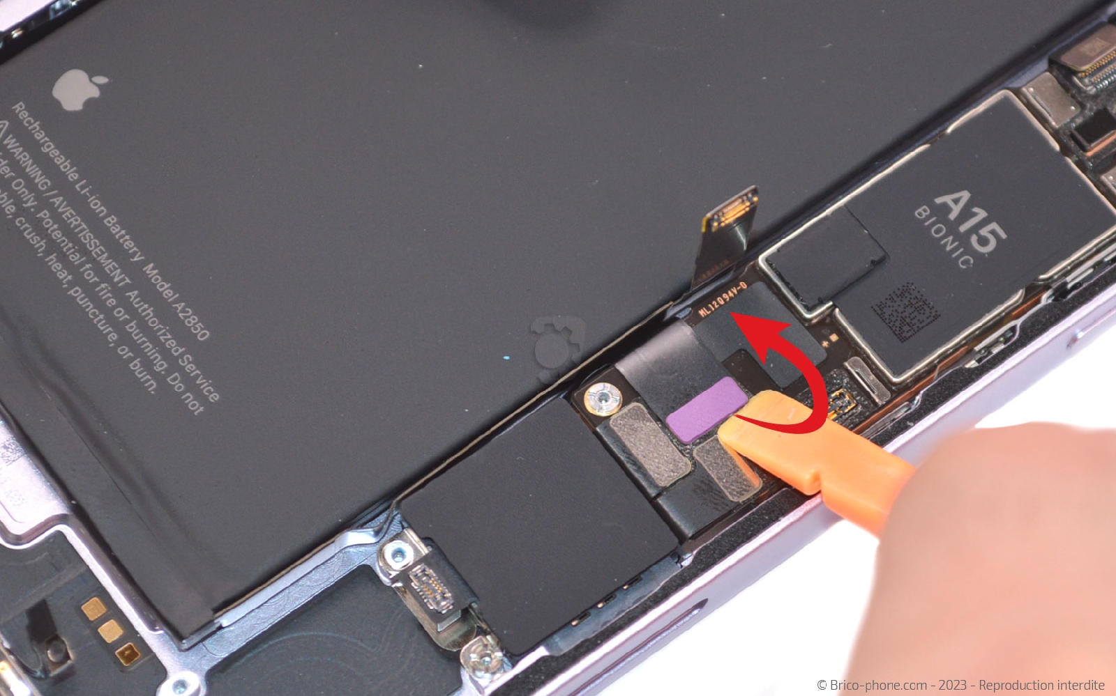 Comment chnager le connecteur de charge  sur iPhone 14 Plus photo 4