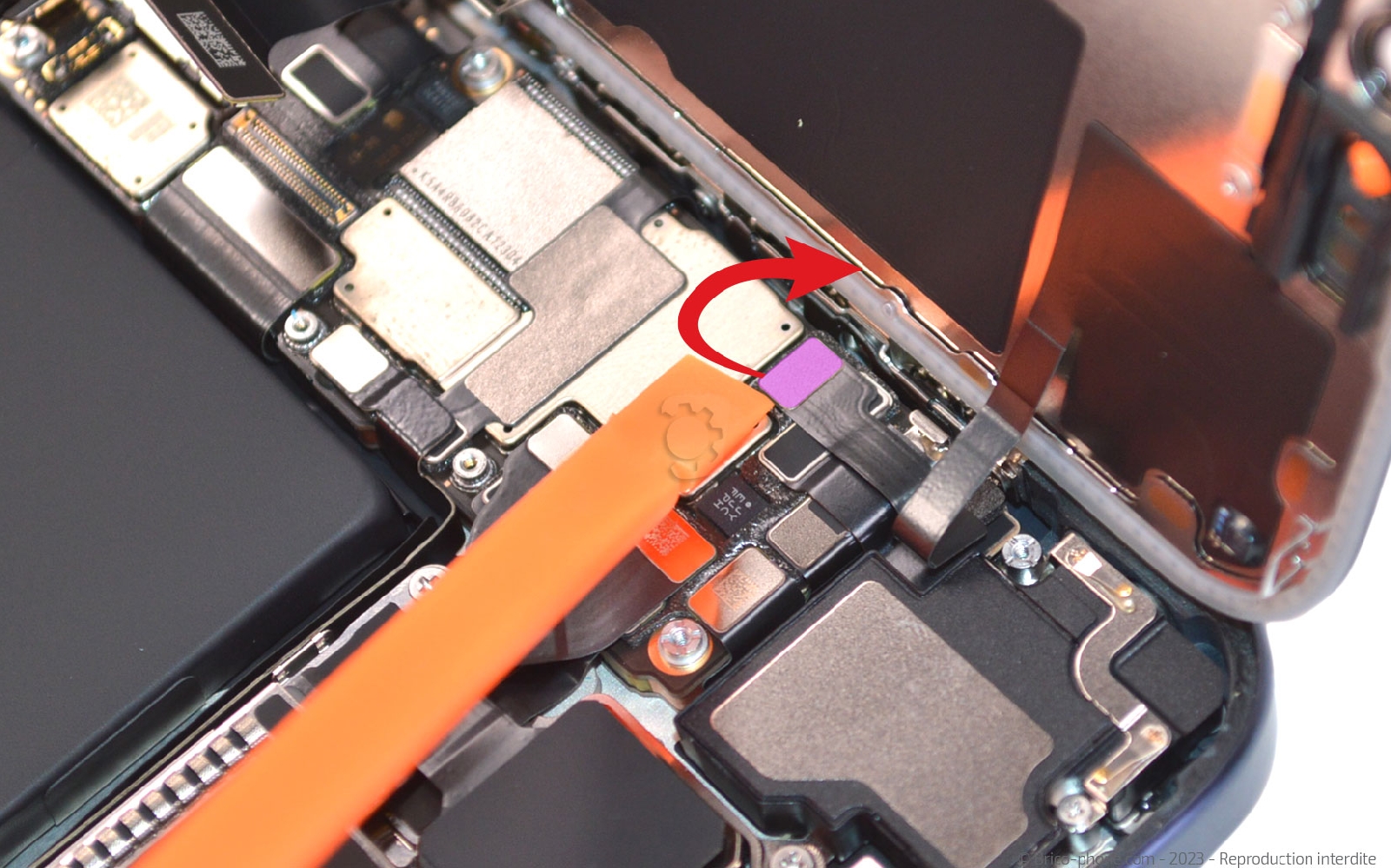 Comment changer la batterie  sur iPhone 15 Pro photo 2