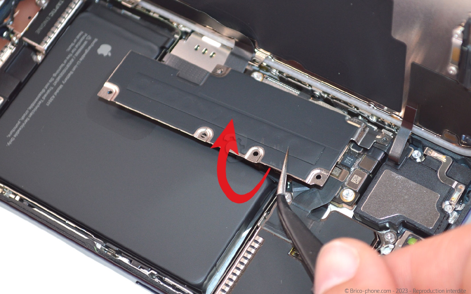 Comment changer la batterie  sur iPhone 15 Pro photo 2