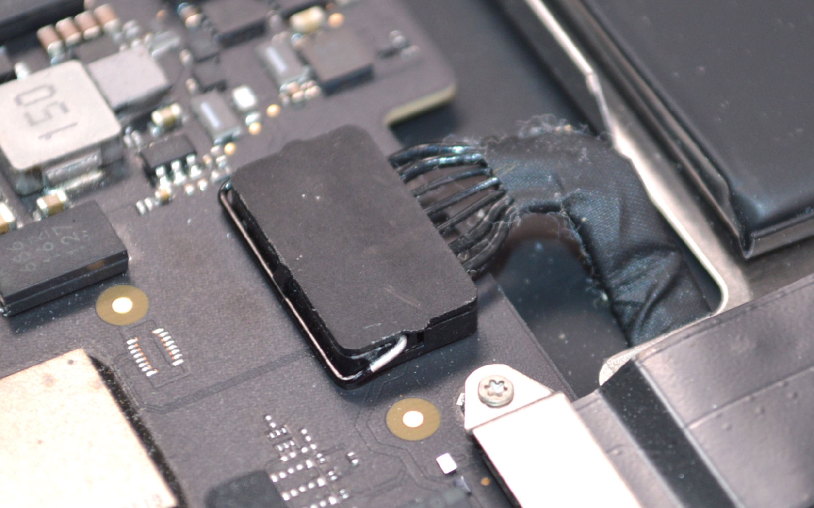 Comment remplacer le bloc écran sur Macbook Air 13 pouces M1 A2337 EMC 3598 - 2020 photo 1