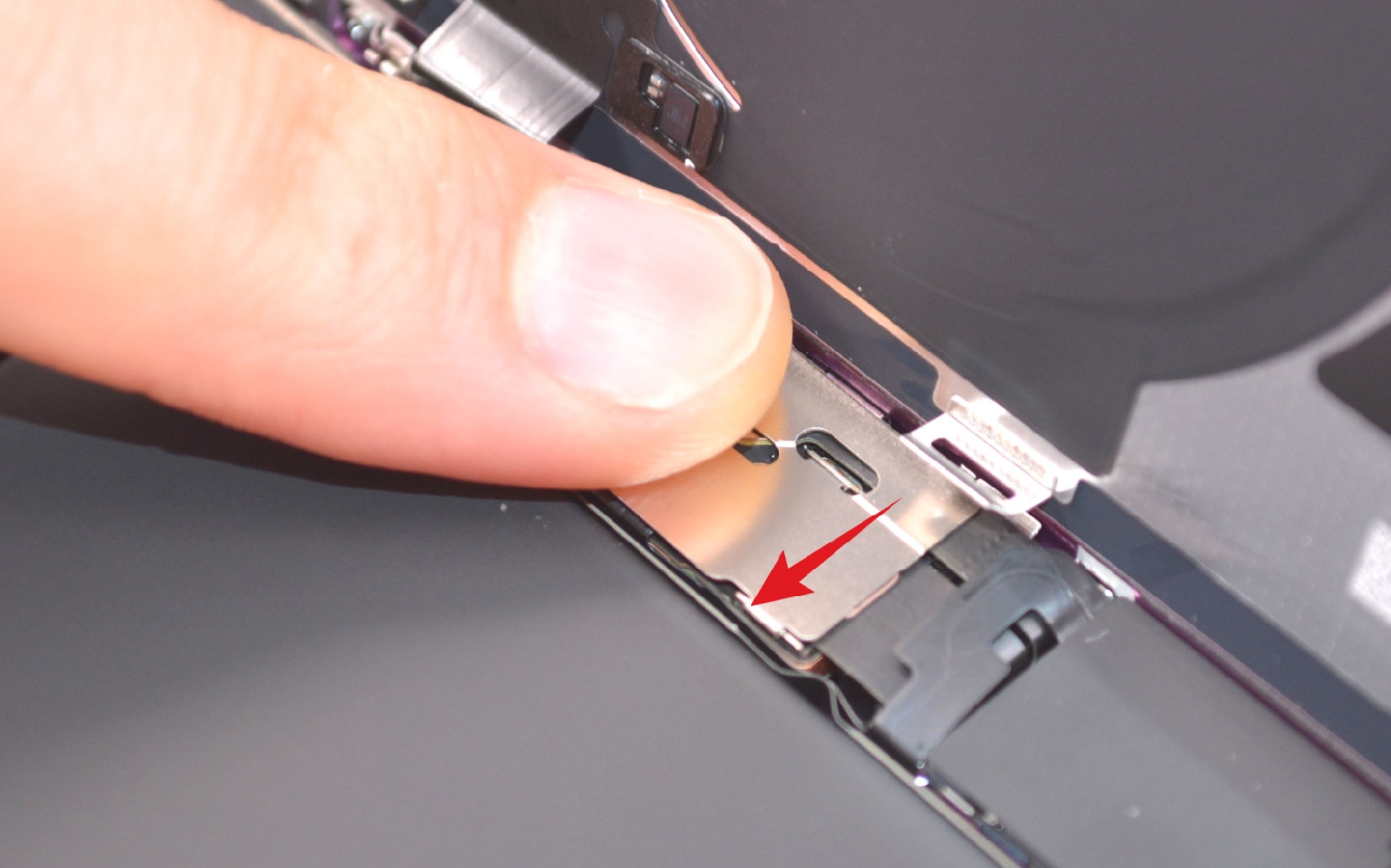 Comment remplacer le haut-parleur externe sur iPhone 16 photo 2