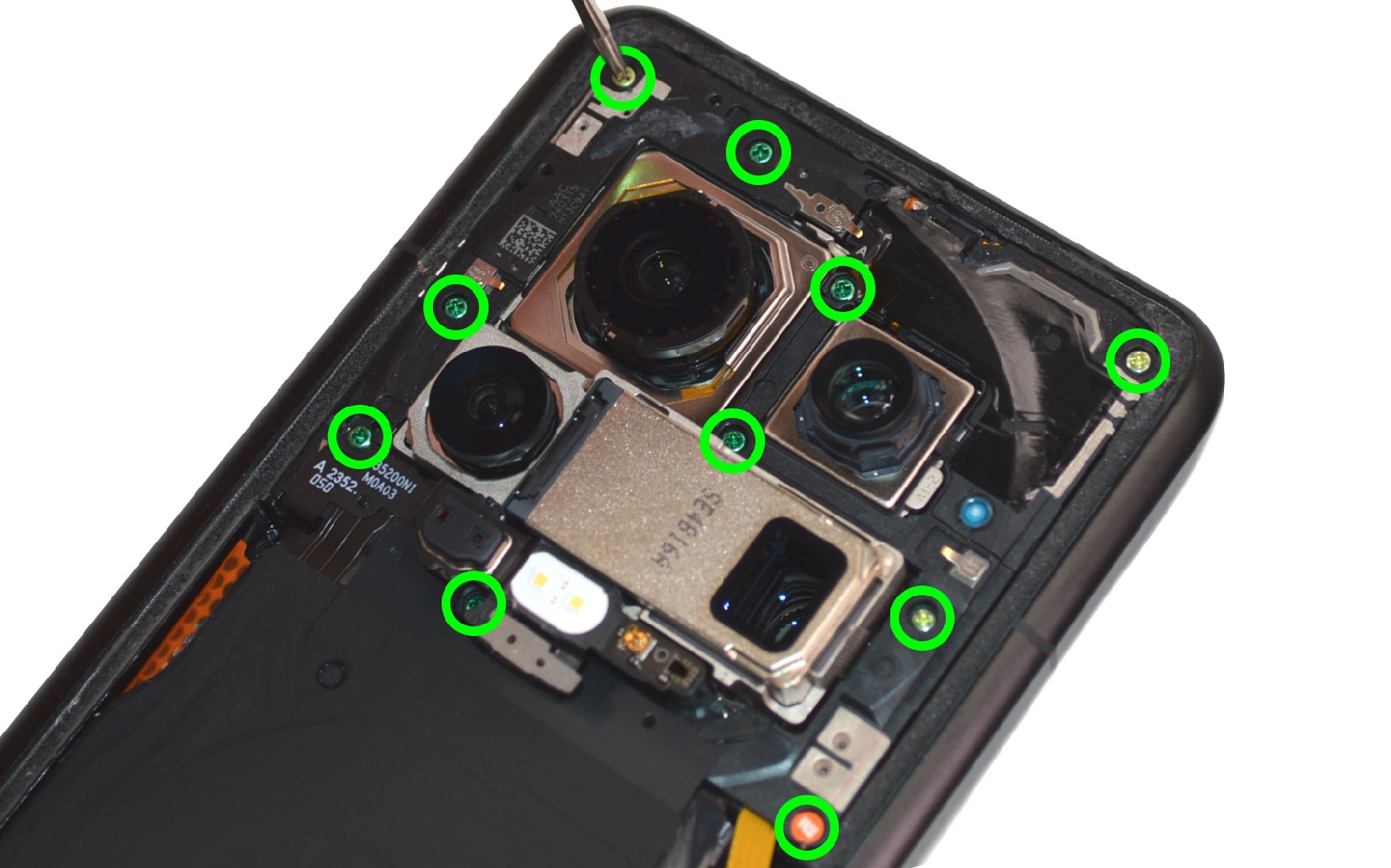 Comment changer le connecteur de charge  sur 14 Ultra photo 1