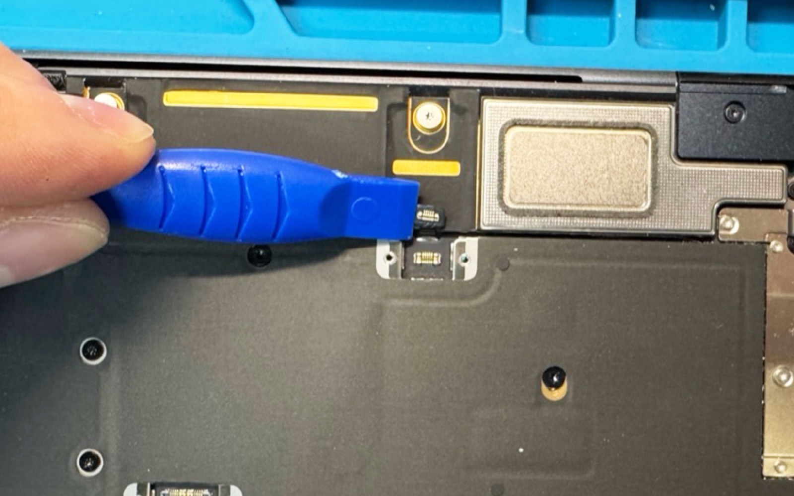 Comment remplacer le bloc écran sur Macbook Air 13 pouces A2681 EMC 4074 - 2022 photo 3