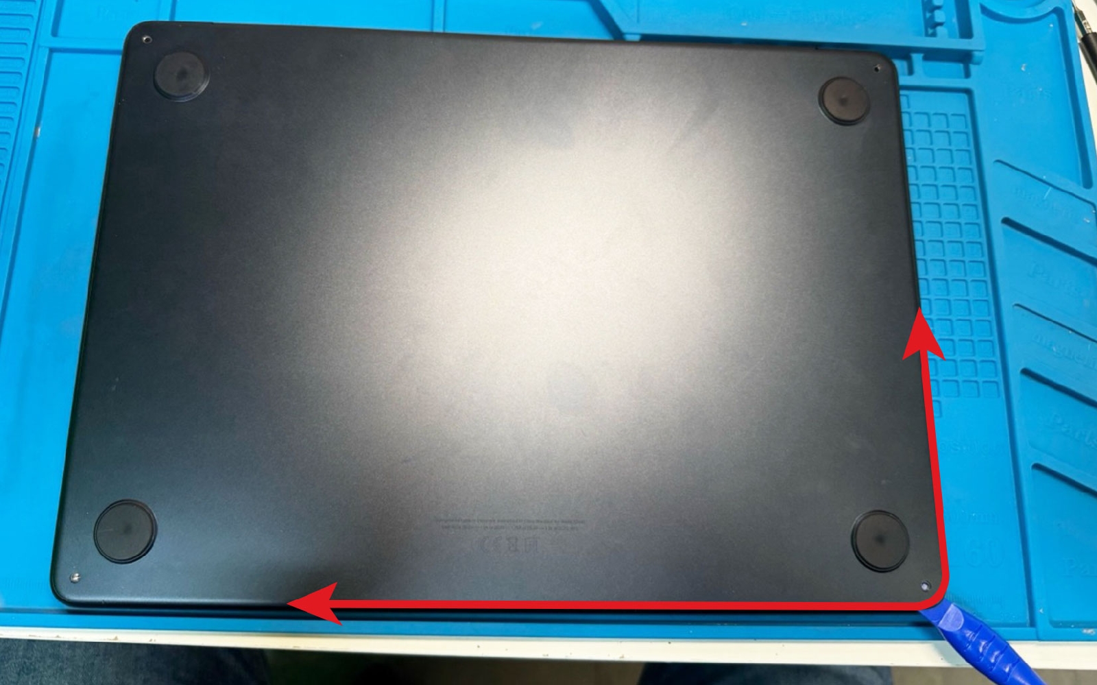 Comment remplacer le bloc écran sur Macbook Air 13 pouces A2681 EMC 4074 - 2022 photo 2