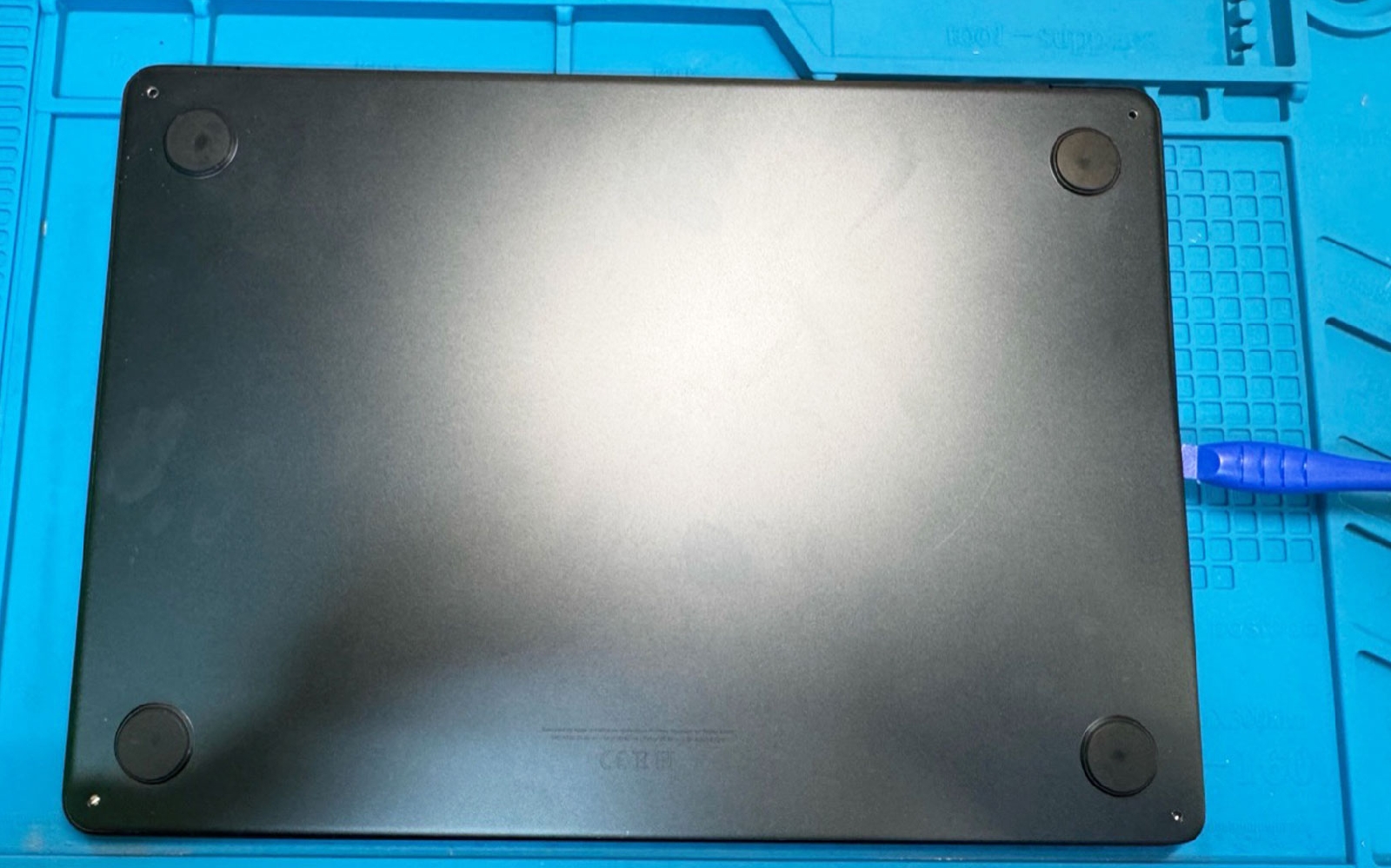 Comment remplacer le bloc écran sur Macbook Air 13 pouces A2681 EMC 4074 - 2022 photo 3