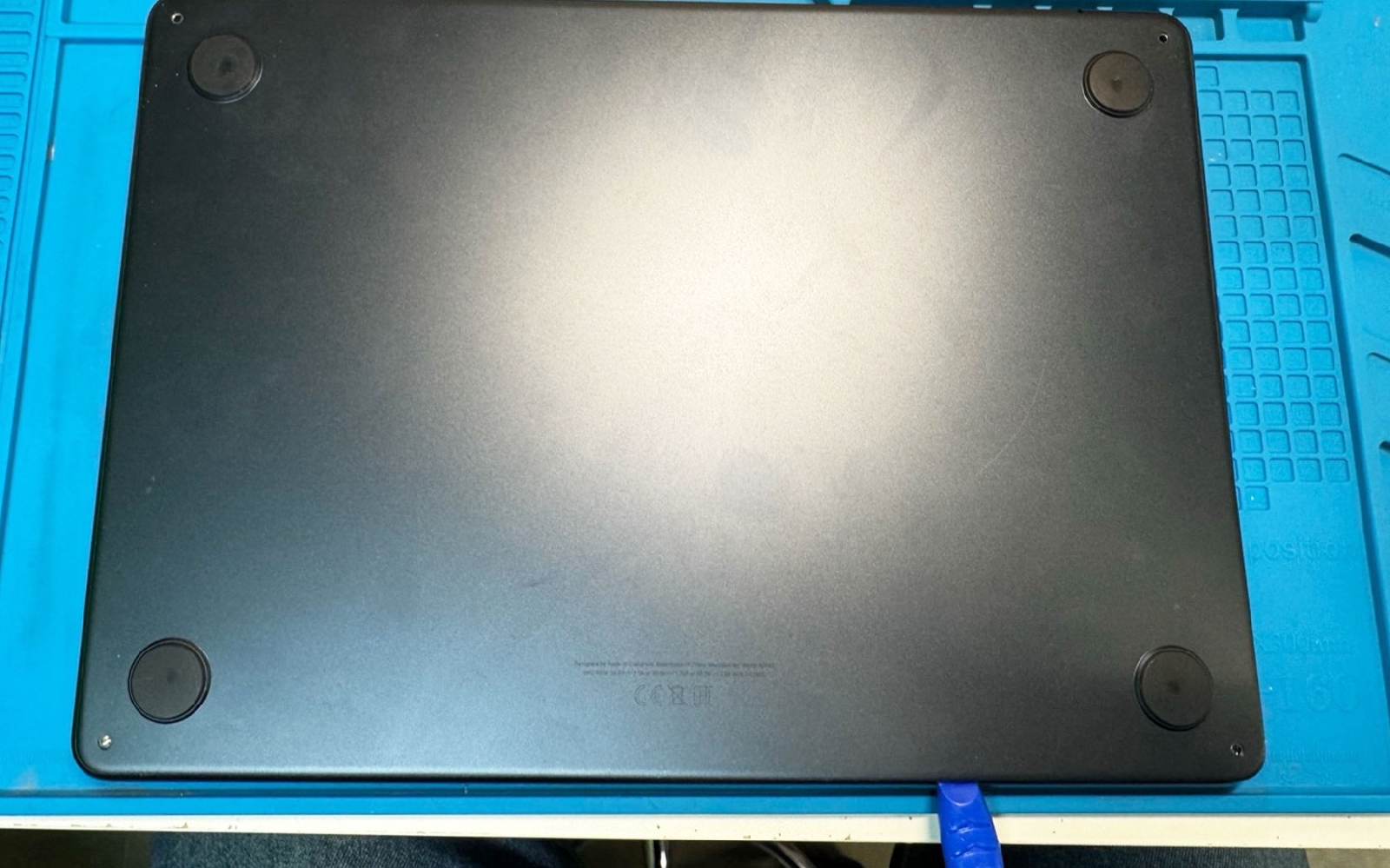 Comment remplacer le bloc écran sur Macbook Air 13 pouces A2681 EMC 4074 - 2022 photo 4