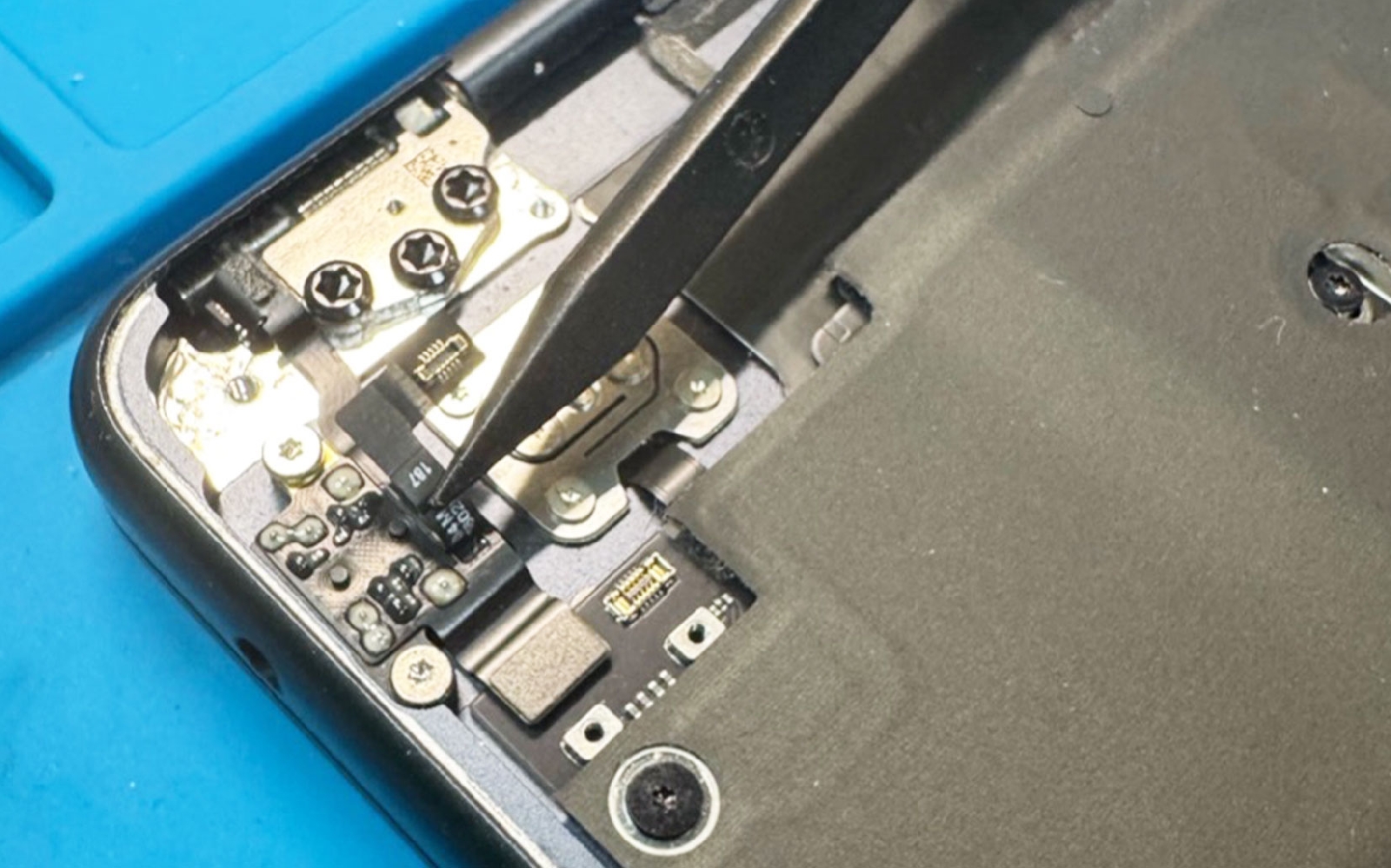 Comment remplacer le bloc écran sur Macbook Air 13 pouces A2681 EMC 4074 - 2022 photo 1