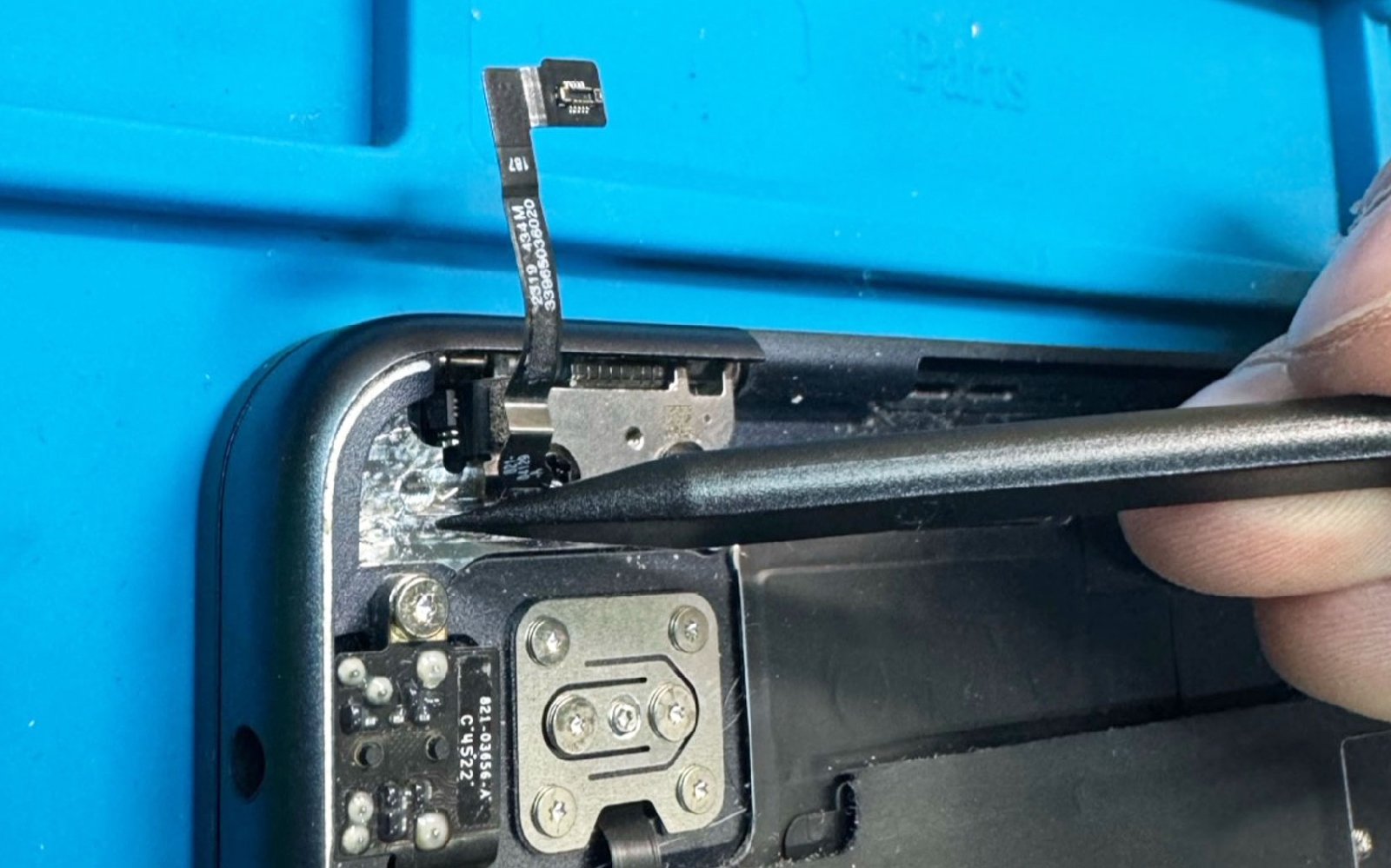 Comment remplacer le bloc écran sur Macbook Air 13 pouces A2681 EMC 4074 - 2022 photo 2