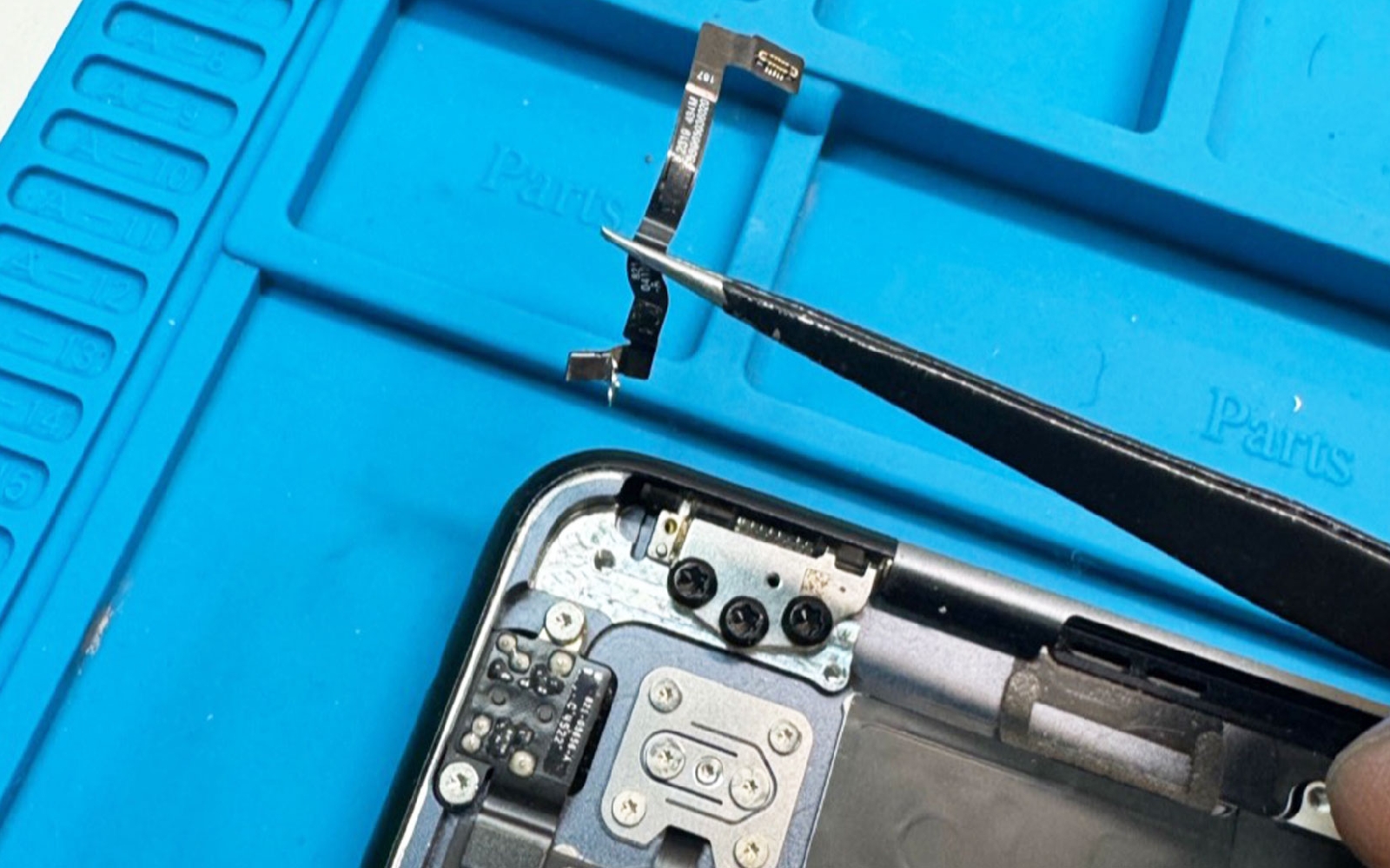 Comment remplacer le bloc écran sur Macbook Air 13 pouces A2681 EMC 4074 - 2022 photo 4