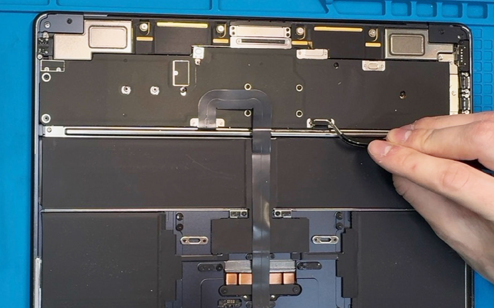 Comment remplacer le bloc écran sur Macbook Air 13 pouces A2681 EMC 4074 - 2022 photo 2