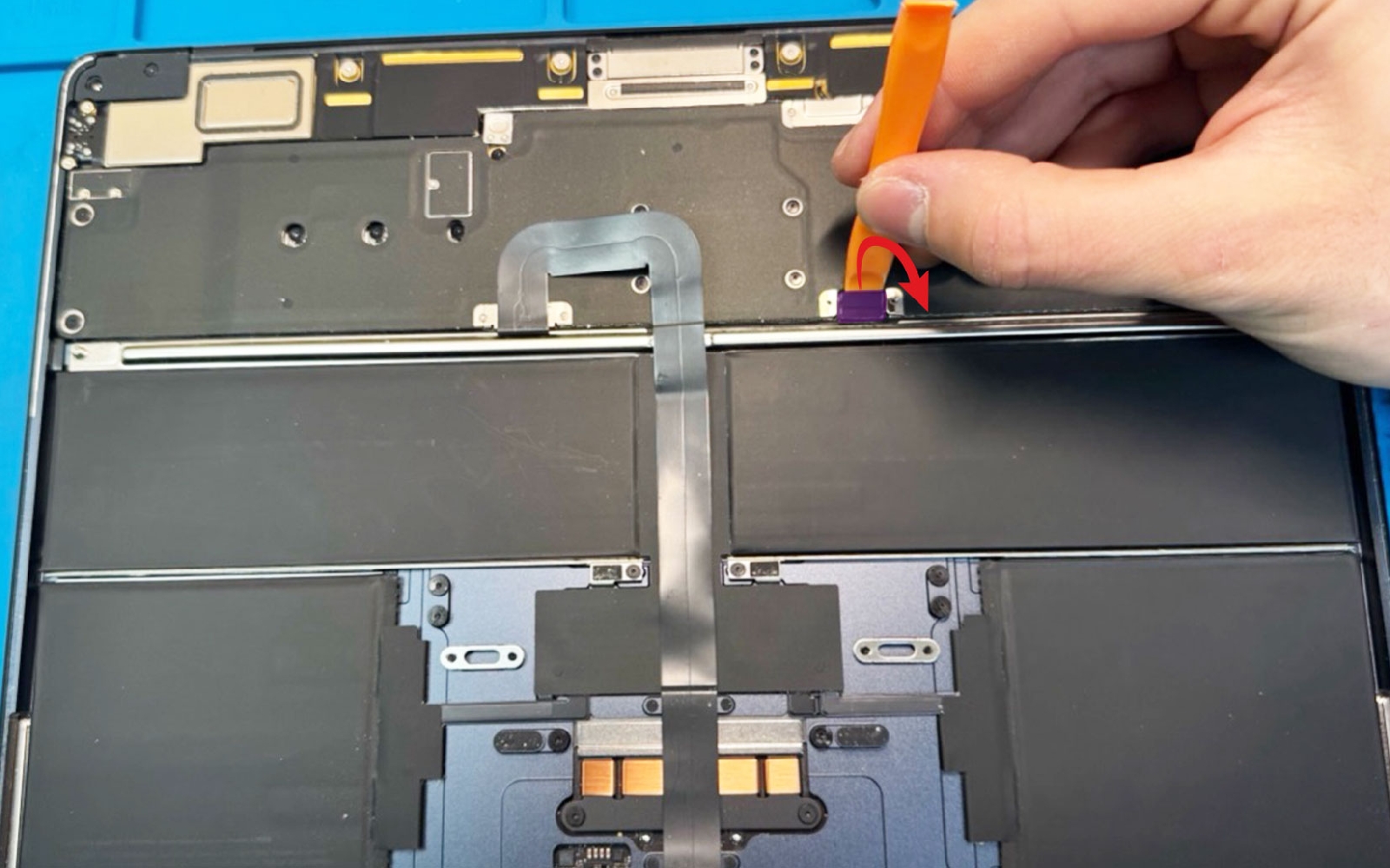 Comment remplacer le bloc écran sur Macbook Air 13 pouces A2681 EMC 4074 - 2022 photo 3