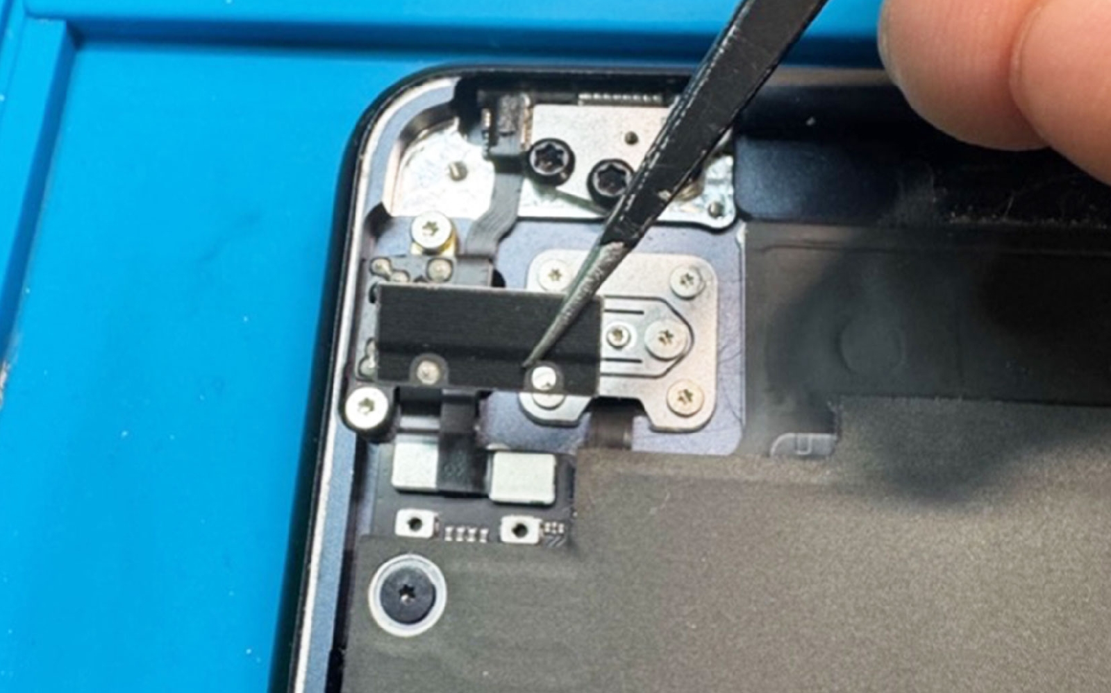 Comment remplacer le bloc écran sur Macbook Air 13 pouces A2681 EMC 4074 - 2022 photo 2