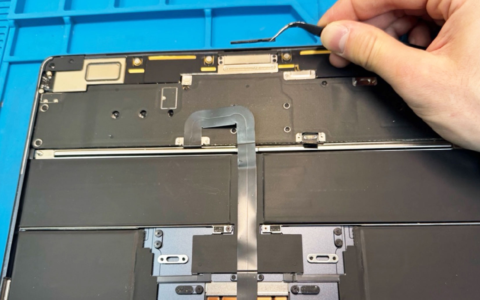 Comment remplacer le bloc écran sur Macbook Air 13 pouces A2681 EMC 4074 - 2022 photo 2