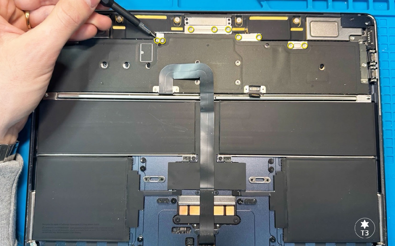 Comment remplacer le bloc écran sur Macbook Air 13 pouces A2681 EMC 4074 - 2022 photo 3