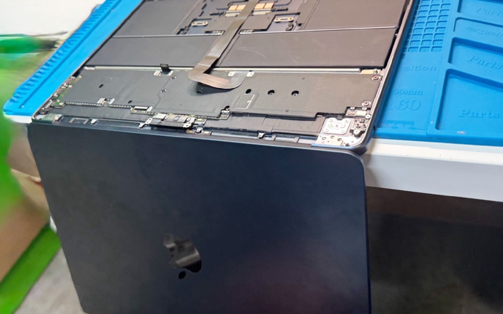 Comment remplacer le bloc écran sur Macbook Air 13 pouces A2681 EMC 4074 - 2022 photo 1