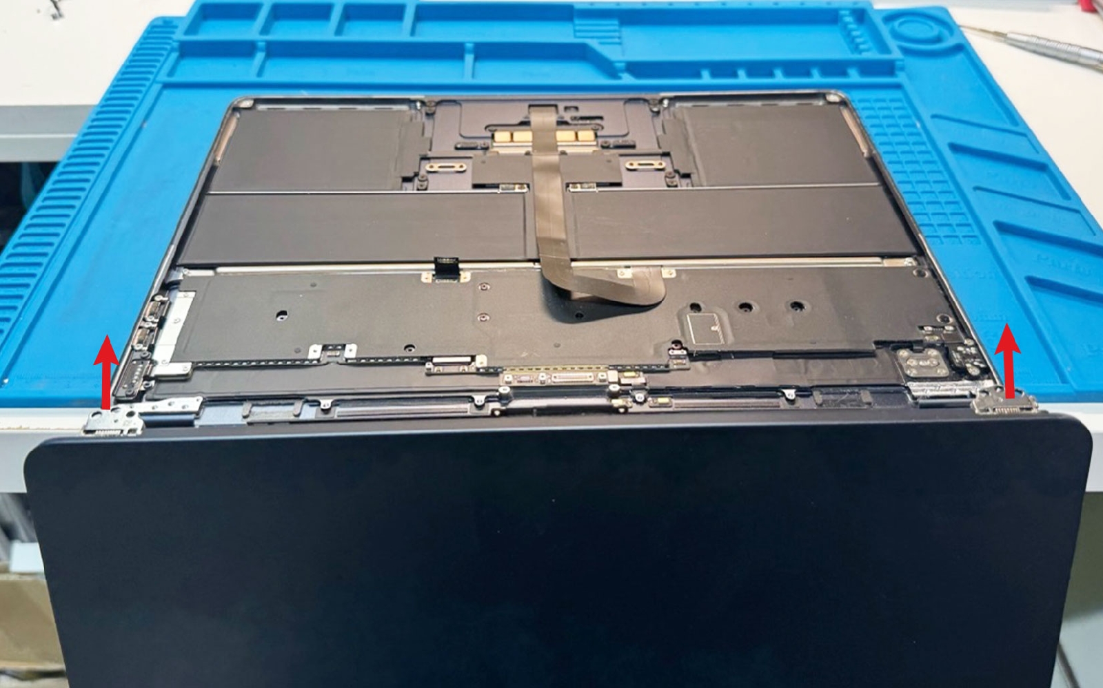 Comment remplacer le bloc écran sur Macbook Air 13 pouces A2681 EMC 4074 - 2022 photo 2
