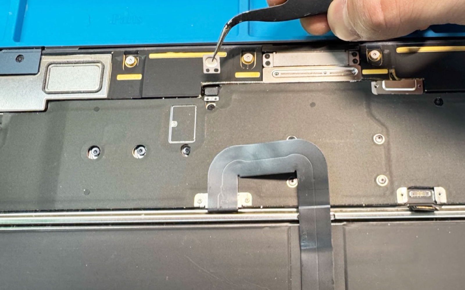 Comment remplacer le bloc écran sur Macbook Air 13 pouces A2681 EMC 4074 - 2022 photo 1