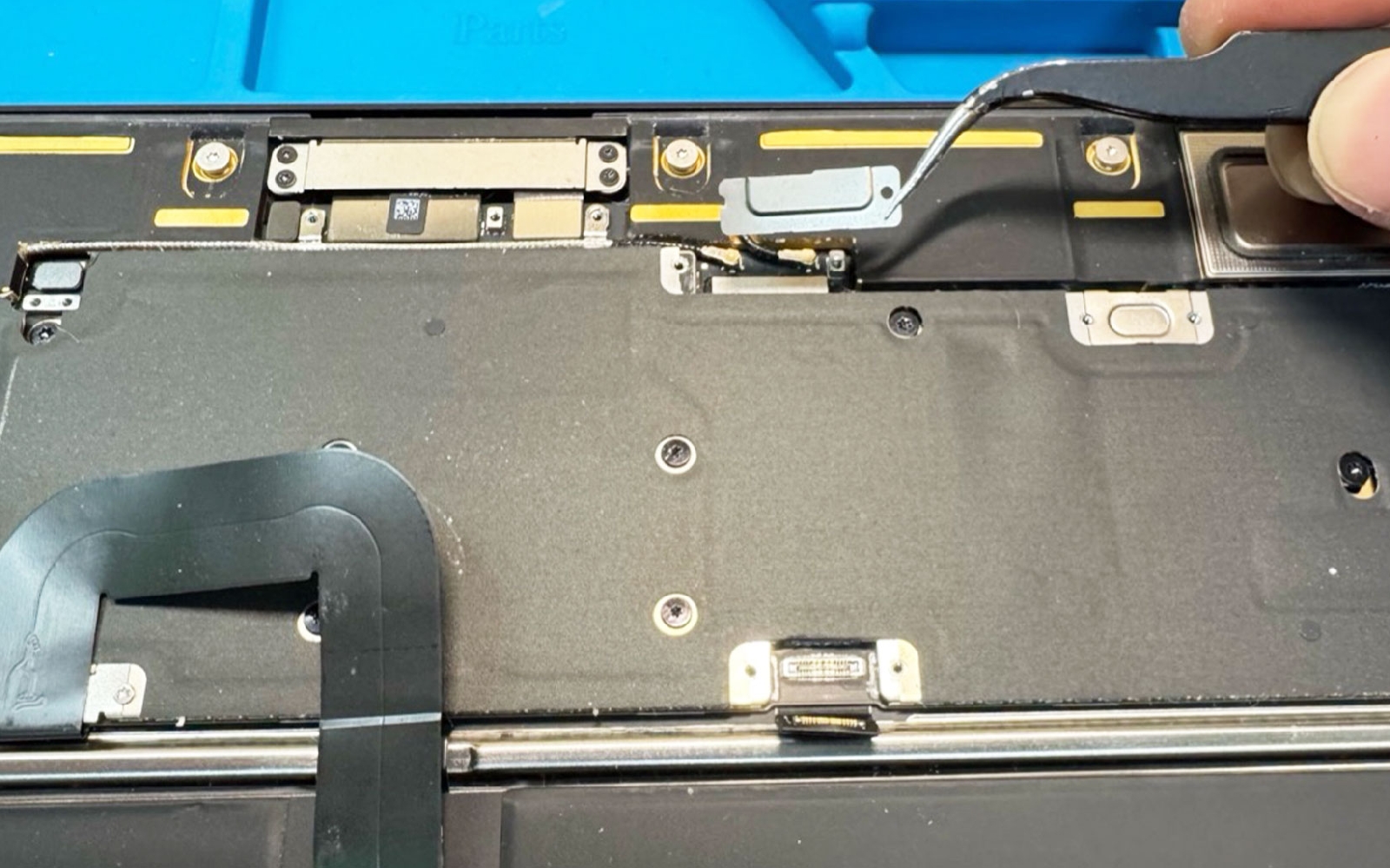 Comment remplacer le bloc écran sur Macbook Air 13 pouces A2681 EMC 4074 - 2022 photo 3