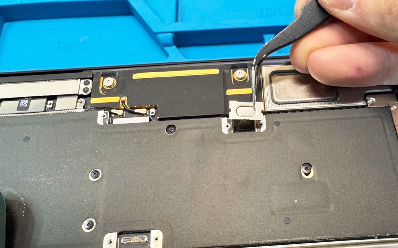 Comment remplacer le bloc écran sur Macbook Air 13 pouces A2681 EMC 4074 - 2022 photo 4