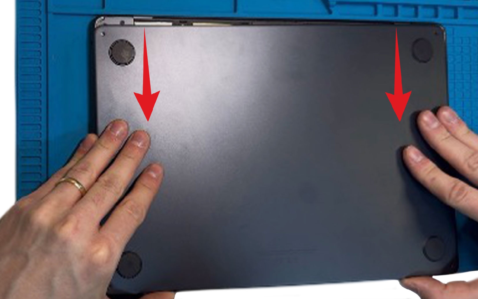 Comment remplacer le bloc écran sur Macbook Air 13 pouces A2681 EMC 4074 - 2022 photo 1