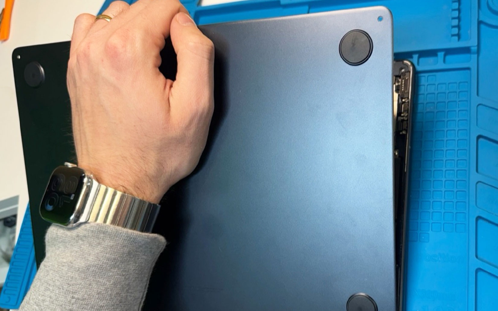 Comment remplacer le bloc écran sur Macbook Air 13 pouces A2681 EMC 4074 - 2022 photo 3