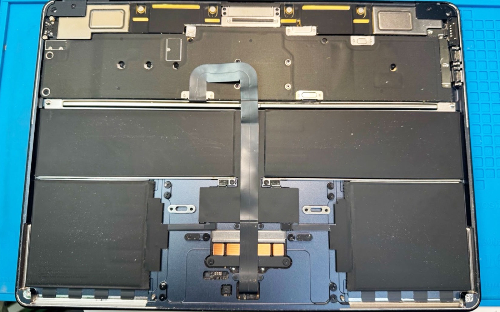 Comment remplacer le bloc écran sur Macbook Air 13 pouces A2681 EMC 4074 - 2022 photo 4