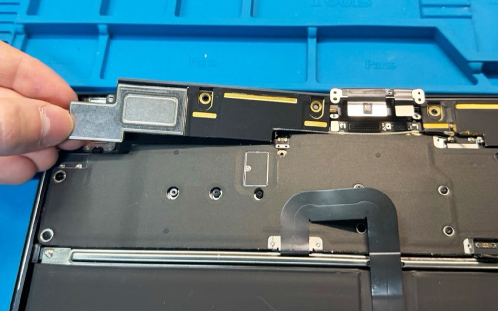 Comment remplacer le bloc écran sur Macbook Air 13 pouces A2681 EMC 4074 - 2022 photo 3