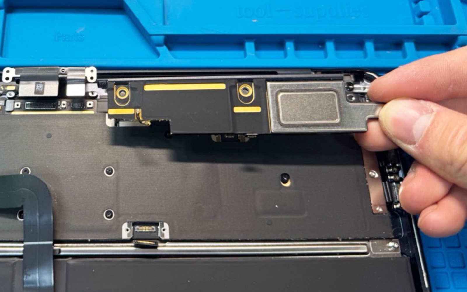 Comment remplacer le bloc écran sur Macbook Air 13 pouces A2681 EMC 4074 - 2022 photo 4