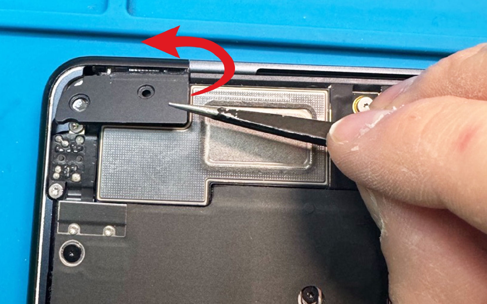 Comment remplacer le bloc écran sur Macbook Air 13 pouces A2681 EMC 4074 - 2022 photo 3