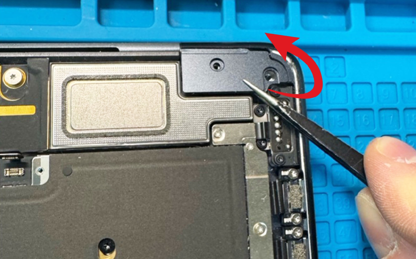 Comment remplacer le bloc écran sur Macbook Air 13 pouces A2681 EMC 4074 - 2022 photo 4