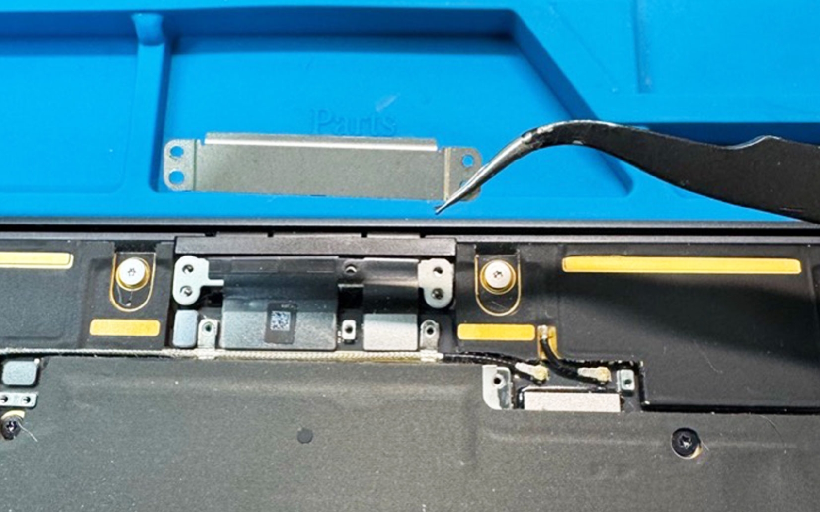 Comment remplacer le bloc écran sur Macbook Air 13 pouces A2681 EMC 4074 - 2022 photo 2