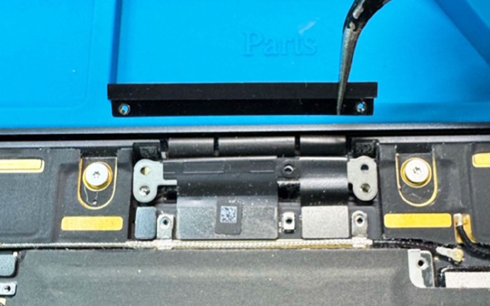 Comment remplacer le bloc écran sur Macbook Air 13 pouces A2681 EMC 4074 - 2022 photo 3