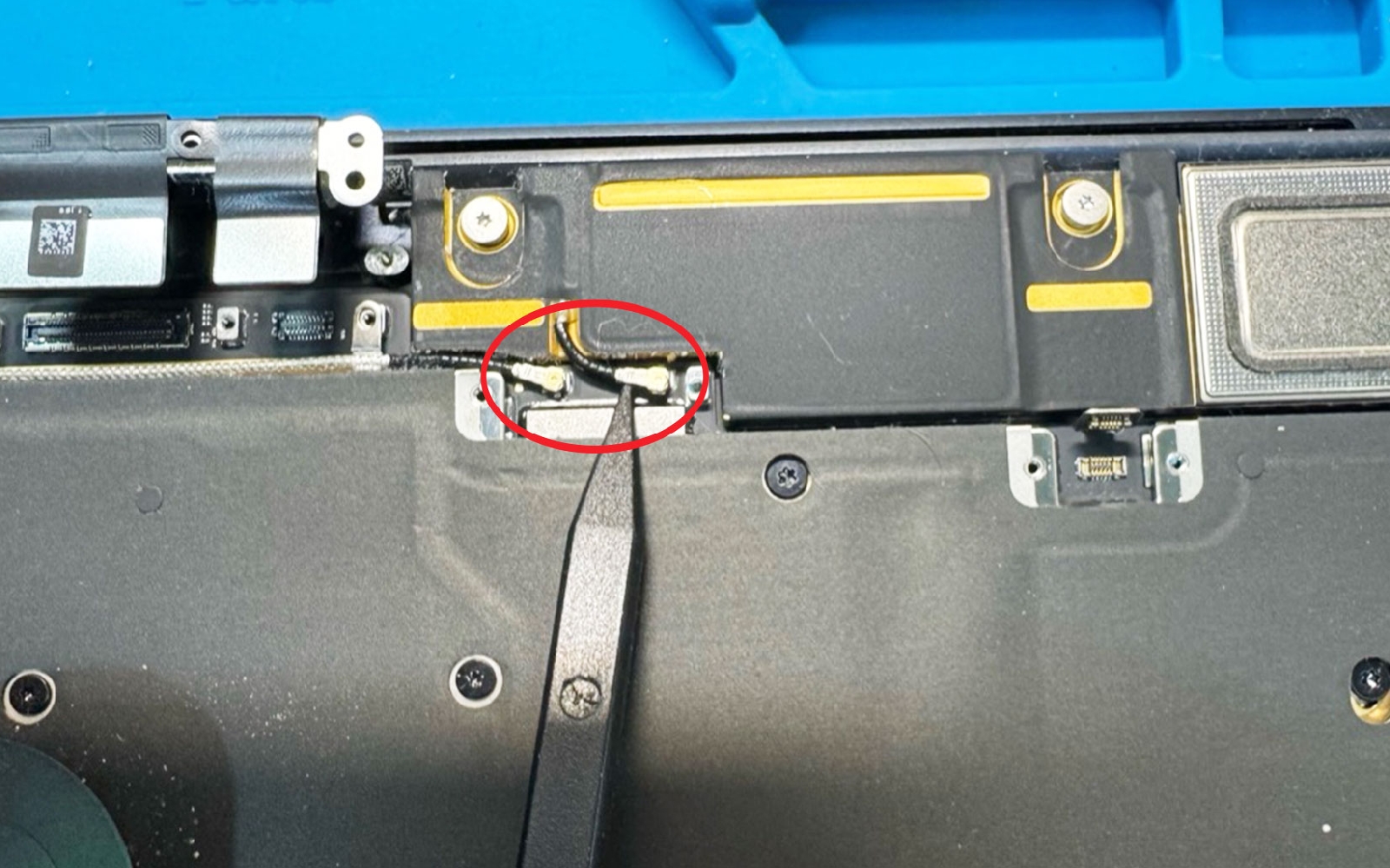 Comment remplacer le bloc écran sur Macbook Air 13 pouces A2681 EMC 4074 - 2022 photo 4